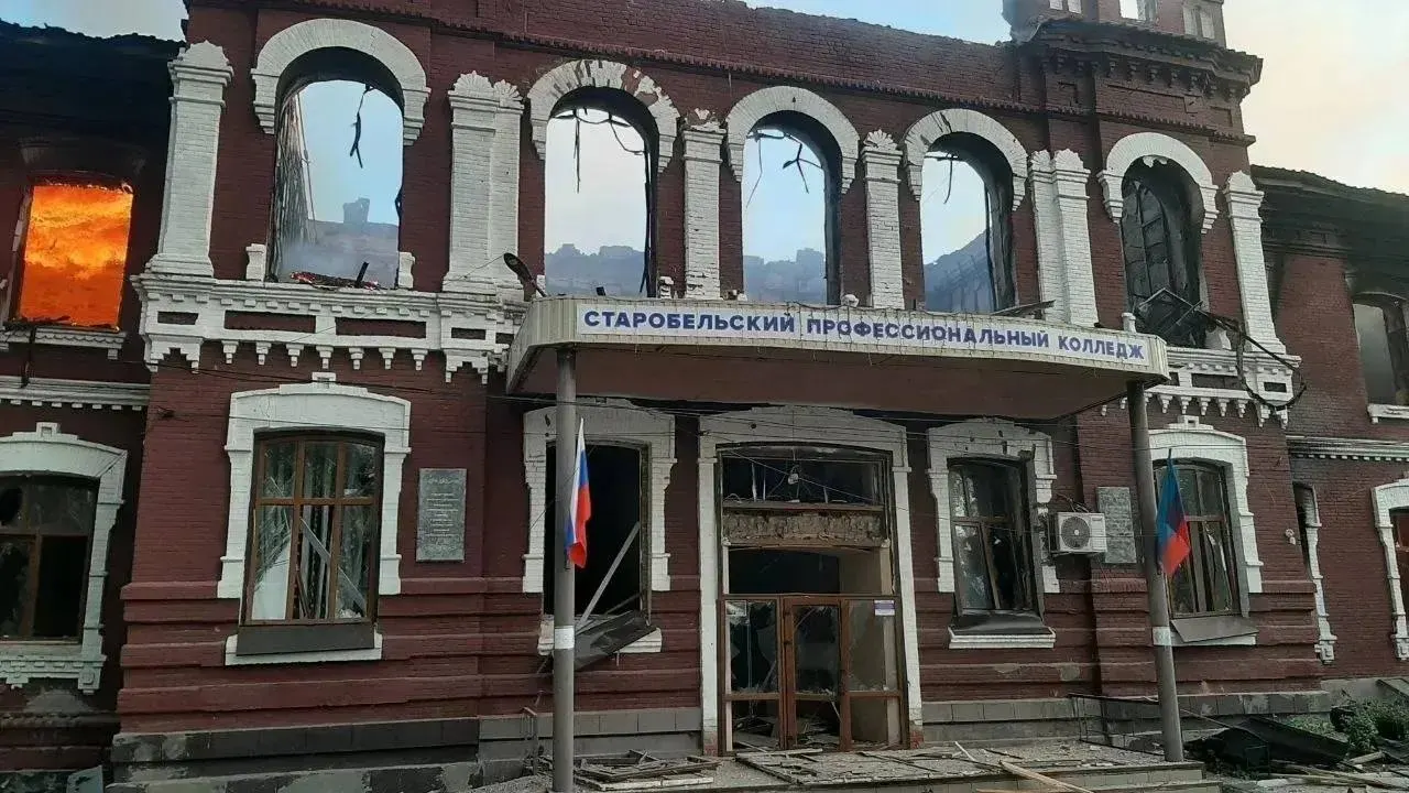 Ночной удар по общежитию профессионального колледжа в Старобельске (ЛНР) привёл к частичному обрушению корпуса. По официальным данным подтверждены 6 погибших, 15 считаются пропавшими, 39 ранены.