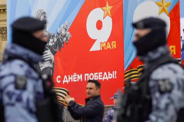 Жители Санкт‑Петербурга с утра 19 мая сталкиваются с перебоями мобильного интернета. Одновременно в Ленинградской области объявляли об опасности беспилотных атак — в Пулково зафиксированы задержки и отмены рейсов.