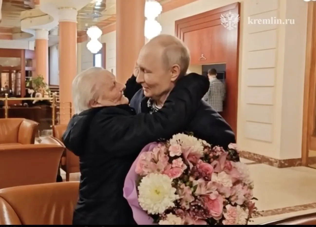 Президент обнял и поцеловал свою первую учительницу во время трогательной встречи — оба прослезились.