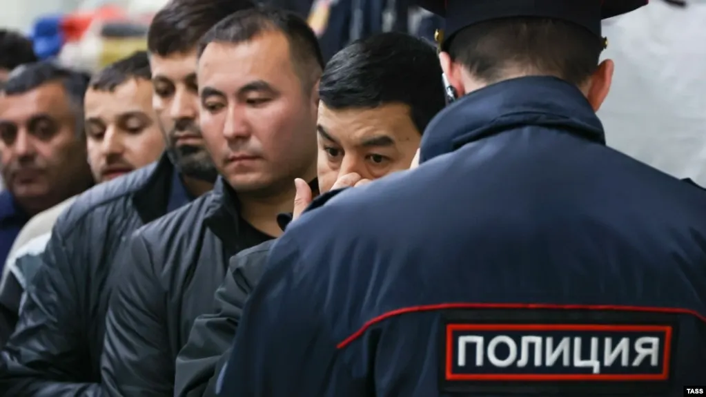 Проект расширяет перечень административных правонарушений, за которые иностранцев и лиц без гражданства могут выдворить из России: в список войдут участие в несогласованных митингах, «дискредитация» ВС, призывы к санкциям и другие нарушения.