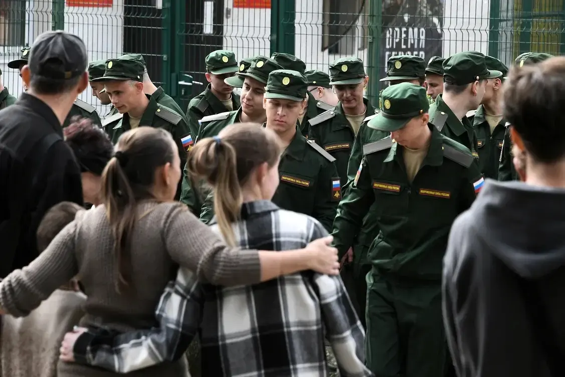 Группа женщин оспаривает в судах поправки к закону, которые лишают выплат тех, у кого не было общего несовершеннолетнего ребёнка с погибшим; первый иск уже поступил в Верховный суд.