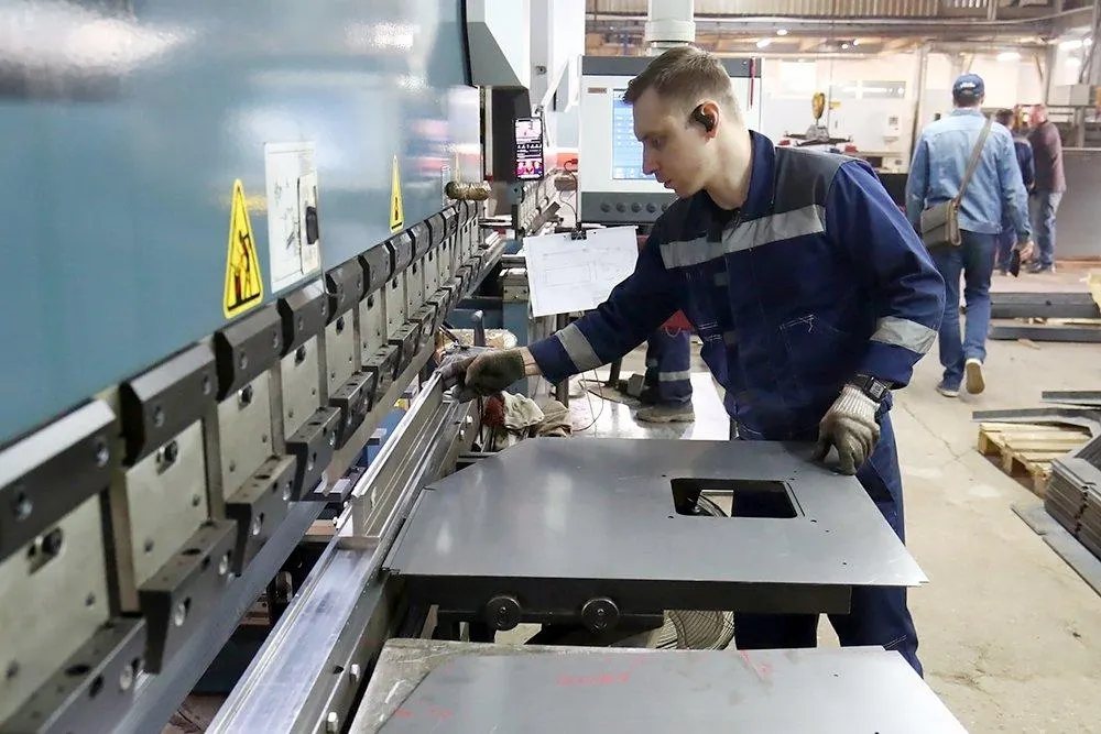Закон повышает годовой предел сверхурочной работы с 120 до 240 часов. По оценке правозащитного проекта «На равных», поправки в первую очередь выгодны работодателям и ослабляют защиту работников.
