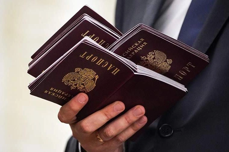 Депутаты подготовили поправки, которые позволят иностранцам с непогашенной судимостью получать разрешение на временное проживание, вид на жительство и гражданство, если их осудили за поддержку политики России и специальной военной операции.