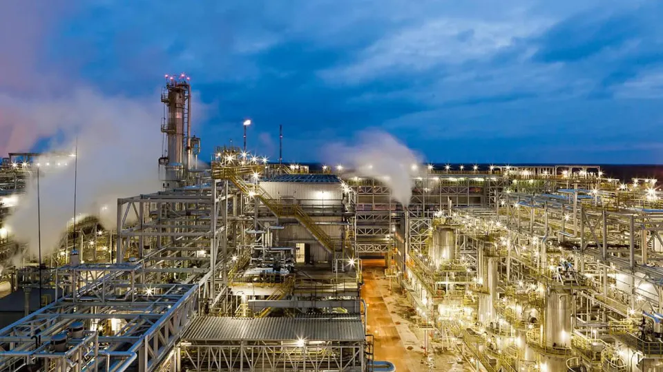 После удара 5 мая нефтеперерабатывающий завод в Ленинградской области не работает: повреждены ключевые установки, резервуары и трубопроводы, собственник приостановил отгрузки. С начала весны ряд российских НПЗ также останавливался из‑за нападений БПЛА.