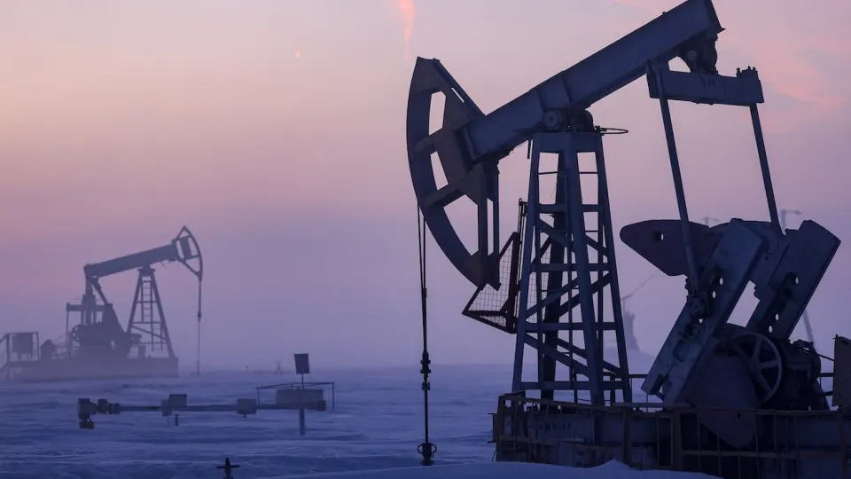 Минэкономразвития ожидает, что в 2026 году добыча нефти сократится до 511 млн тонн — четвёртый год падения подряд. Причины — ухудшение финансовых показателей компаний, сокращение бурения и влияние санкций.