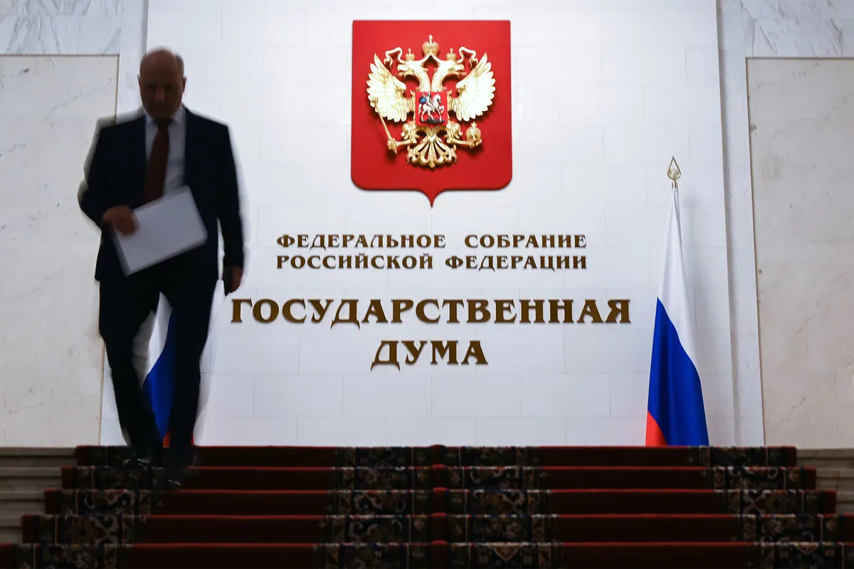Законопроект, внесённый в 2024 году и принятый в первом чтении в мае 2025-го, вводит закрытый перечень нарушений, за которые допускается арест имущества граждан, находящихся за границей.