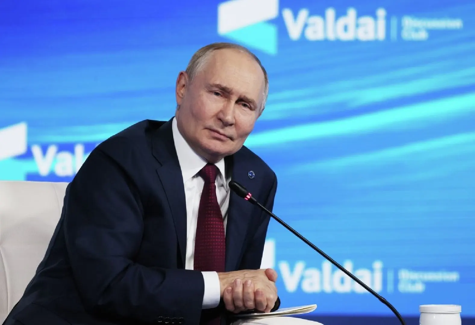 Международный уголовный суд постановил, что государство, ратифицировавшее Римский статут, при приглашении Владимира Путина на переговоры обязано исполнить ордер на арест, если только переговоры не организованы под официальной эгидой ООН.