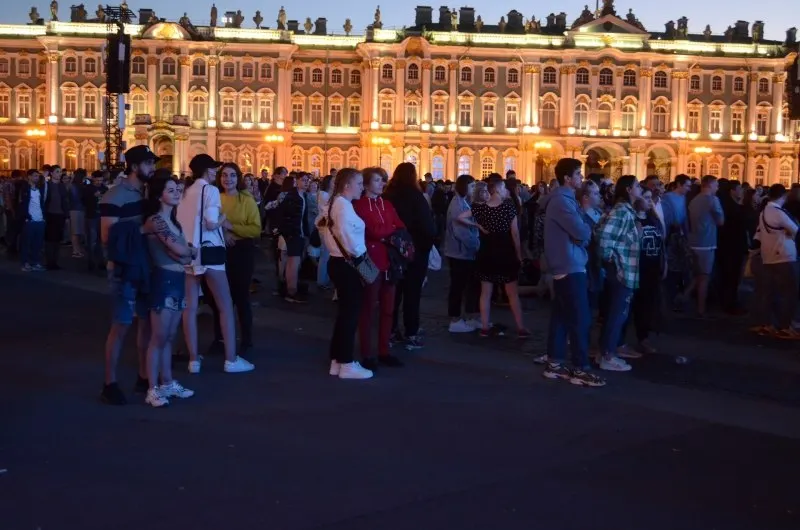 Ночная церемония «Город мечтателей» в Петербурге соберёт около 66 тысяч выпускников. Правительство утвердило 300 приоритетных образовательных программ и увеличило число бюджетных мест. В Смоленске пройдут мероприятия ко Дню молодёжи.