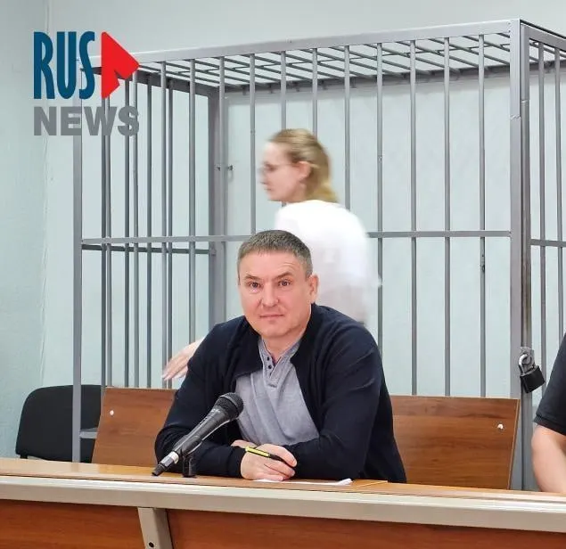 Правозащитник Алексей Соколов жаловался, что в карцере дают бумагу и ручку лишь на полтора часа в сутки — этого недостаточно, чтобы подготовиться к судебным заседаниям, в том числе тем, кто ещё не осуждён.
