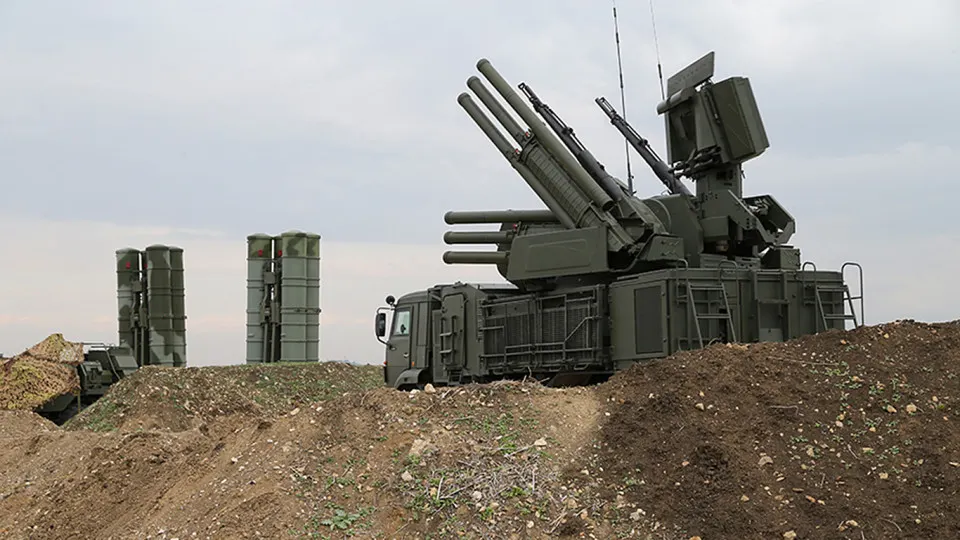 Российские военные используют новую систему радиоэлектронной борьбы «Волна Купол Гарант», которая, по оценкам, способна глушить сигнал спутниковой связи Starlink на площади до 20 км². Комплекс производится в Симферополе, его стоимость оценивают примерно в 1,5 млн долларов за единицу.
