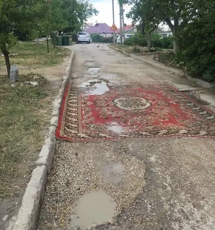 В Госдуму внесён законопроект, который даёт жителям право восстанавливать асфальт во дворах и на местных дорогах без предварительного согласования. Правительство инициативу не поддержало, отметив, что ремонтом должны заниматься специалисты.