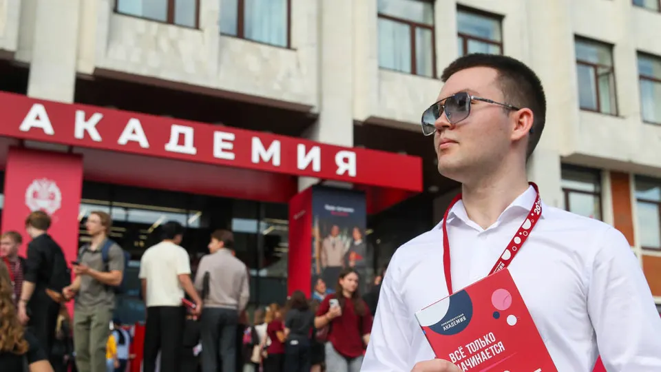 В нескольких московских вузах разослали предложения вступить в отряд для защиты неба от беспилотников: обещают годовую службу, крупные ежемесячные выплаты, обучение и соцгарантии. Параллельно идёт масштабная кампания по набору в войска беспилотных систем.