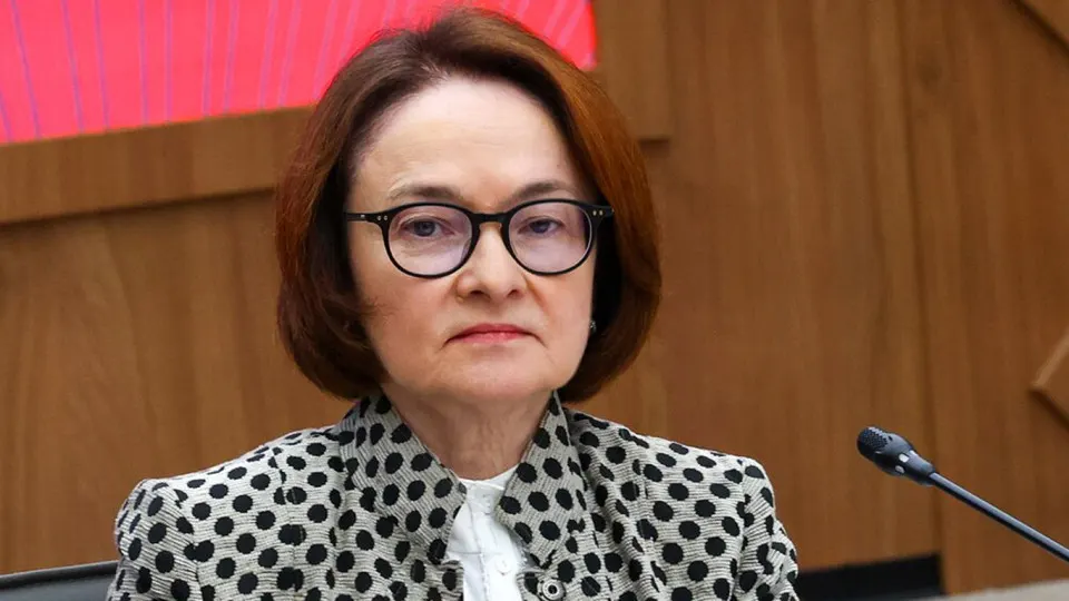 Председатель Банка России Эльвира Набиуллина, отсутствовавшая в публичном пространстве почти месяц, примет участие в традиционной пресс‑конференции после заседания совета директоров по ключевой ставке 19 июня. Её отсутствие и обсуждение бюджетных рисков усилили спекуляции о политическом давлении на регулятор и повлияли на прогнозы по снижению ставки.
