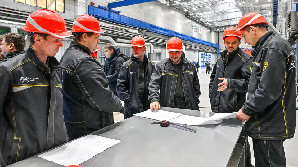 Опрос показал, что более трети работающих россиян регулярно перерабатывают: в среднем — около семи часов в неделю. Чаще всего переработки встречаются в здравоохранении, образовании, торговле и общепите; официально они фиксируются не всегда.