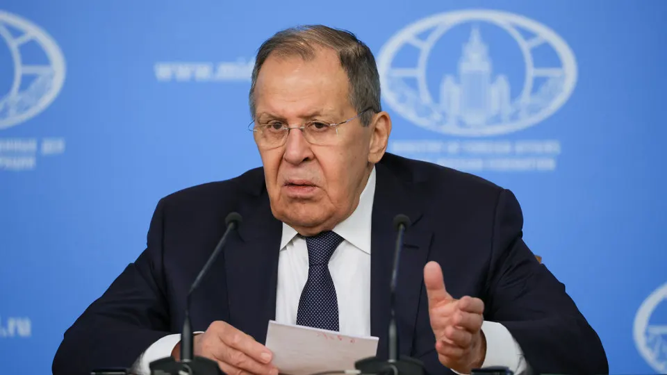 Глава МИД Сергей Лавров заявил, что европейские лидеры якобы предлагают Москве немедленное перемирие, начало переговоров и компенсацию ущерба — шаги, которые он охарактеризовал как ультиматум и назвал опасными для глобальной безопасности.