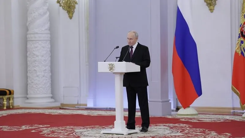Президент заявил, что Запад действует в интересах Украины, а волна беспилотных атак направлена на создание неуверенности внутри России; видео выступления опубликовано на официальном сайте.