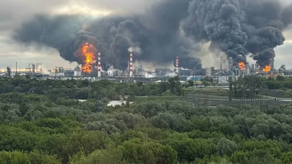 Источники утверждают, что украинские удары по российским нефтеперерабатывающим заводам и военным целям осуществляются при поддержке разведданных из США. На саммите G7 президент США воспринял эти удачи позитивно и обсуждал с украинским лидером необходимость более решительных шагов. Удары уже привели к сокращению переработки нефти и локальному топливному кризису.