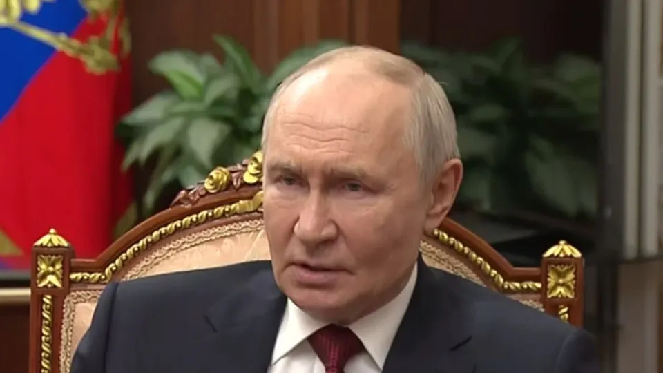 Президент заявил, что Украина предложила прекратить взаимные дальнобойные удары и сосредоточить боевые действия в четырёх оккупированных регионах. По его словам, это могло бы позволить ВСУ перебросить силы, но Россия не намерена «спасать киевский режим». Он также отметил последствия ударов по инфраструктуре и назвал их частью информационной операции.
