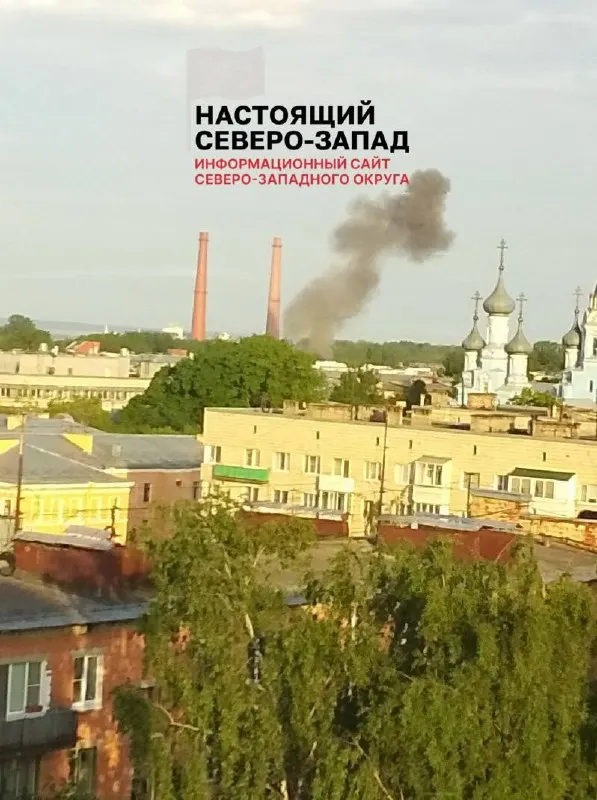 Местные сообщают о пожарах и дронах над Финским заливом. Губернатор Ленобласти заявил, что над регионом сбито 72 БПЛА.