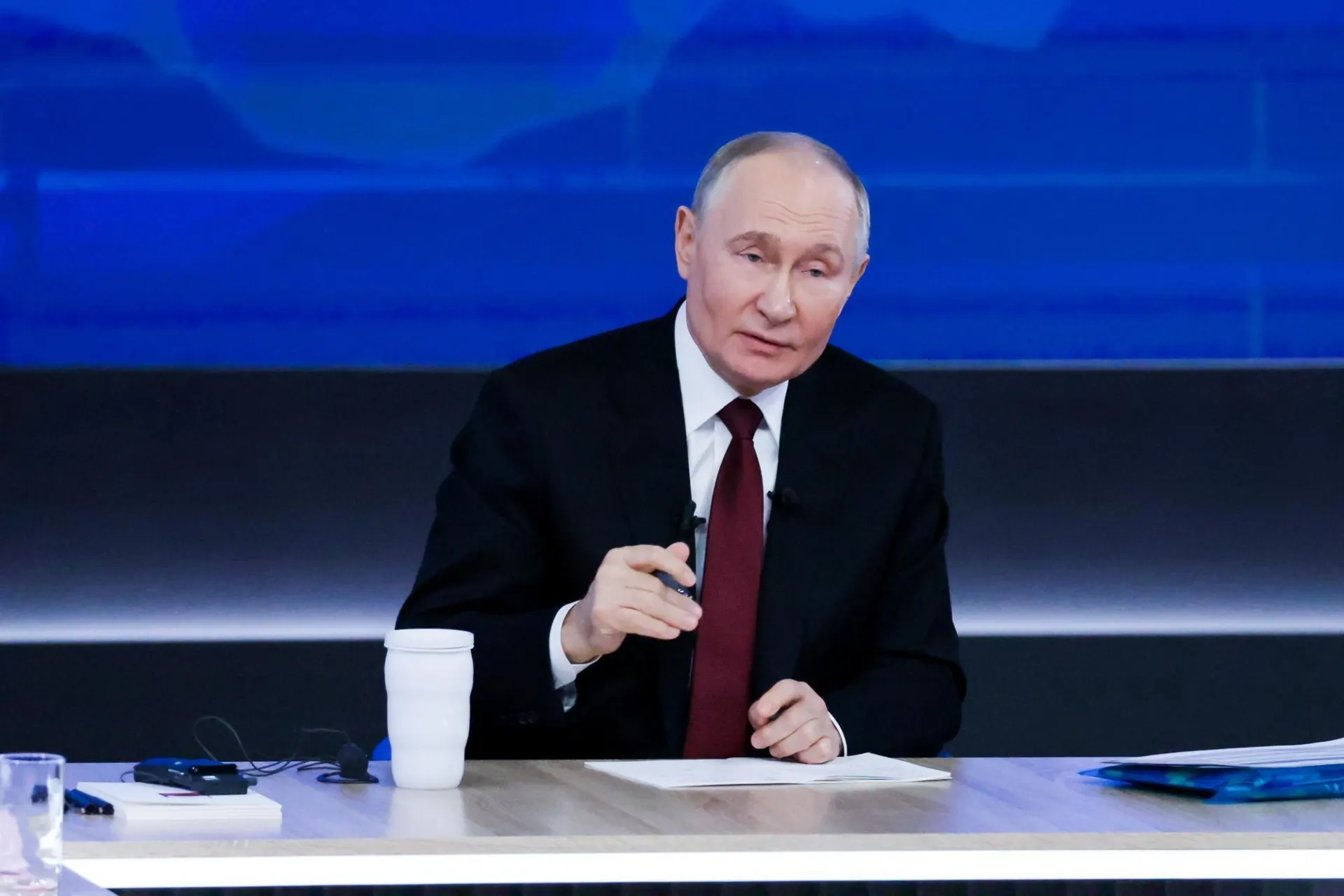 Президент пообещал расширить сеть медицинских учреждений и подчеркнул необходимость повышения престижа медицинских профессий.