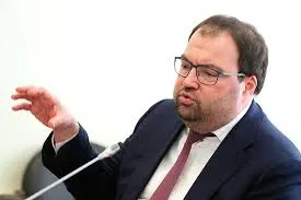 На IT‑завтраке в рамках ПМЭФ‑2026 глава Минцифры Максут Шадаев заявил, что встроенные механизмы возрастной идентификации на цифровых платформах — вопрос ближайшей повестки. Ведомство изучает зарубежный опыт, в том числе практики игровой платформы Roblox.
