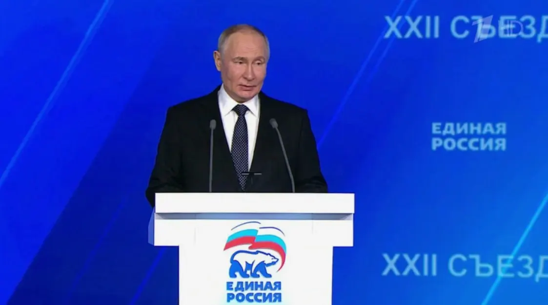 Пресс‑секретарь президента не исключил, что Владимир Путин появится на съезде «Единой России» 28 июня. Его выступление может укрепить поддержку партии на фоне падения рейтинга.