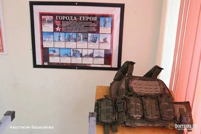 Учебное время перераспределят: начальная военная подготовка займёт половину часов, изменения начнут действовать с 1 сентября 2026 года. Также вводится курс «ДНК‑России» с портретами 83 героев.