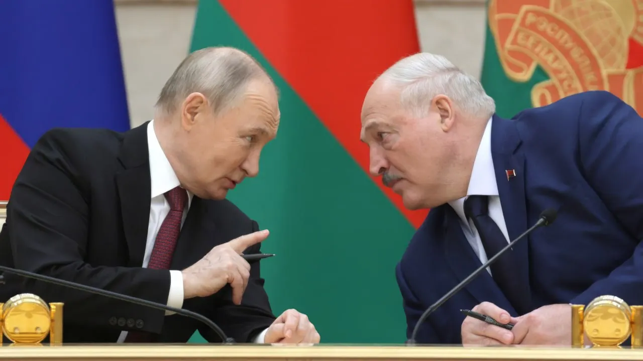 26 июня в президентской резиденции на Валдае прошла непривычно закрытая встреча Владимира Путина и Александра Лукашенко. Лидеры не давали публичных заявлений — встреча проходит на фоне обострения у белорусско‑украинской границы и спора о пограничных ретрансляторах.