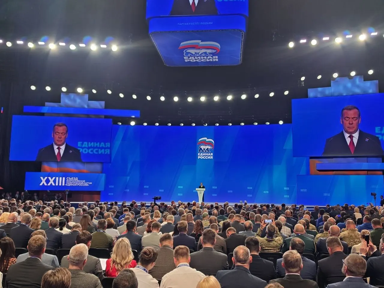 Лидер партии Дмитрий Медведев представил топ‑5 общефедерального списка на съезде. В списке — политические и общественные фигуры; выборы назначены на 20 сентября.