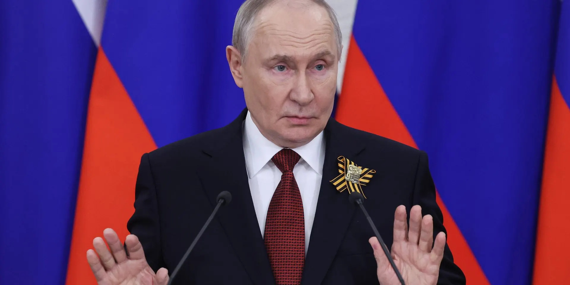 Чиновники Минфина и Центробанка предупредили, что расходы на военные операции грозят значительным ростом дефицита бюджета, поэтому Владимир Путин распорядился искать экономии в гражданских статьях.
