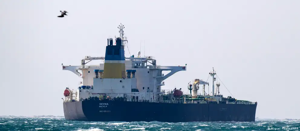 Эстонские пограничники зафиксировали на гражданском газовозе вооружение. Эксперты связывают установку пулемётов с угрозой атак беспилотников после серии нападений на танкеры и прибрежную инфраструктуру.