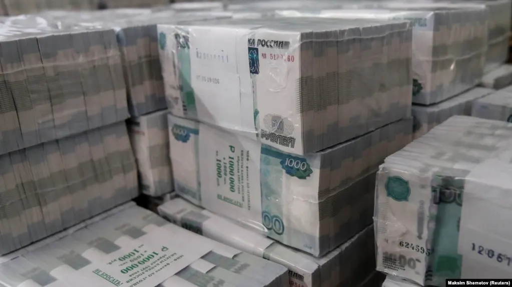 Высокие военные расходы ведут к опасному росту бюджетного дефицита; предложения урезать оборонный бюджет встречают сопротивление, власти обсуждают альтернативы экономии.