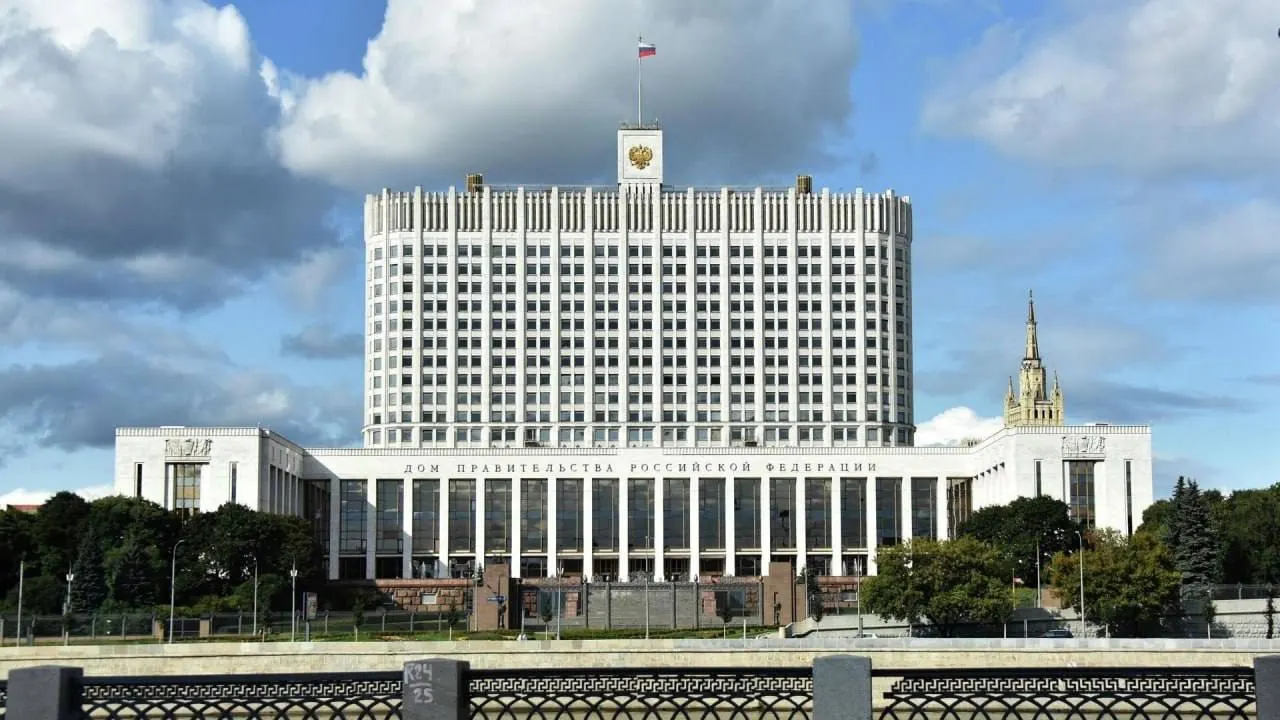 В Госдуму внесён законопроект о компенсации утильсбора для семей с тремя и более детьми, но в правительстве усомнились в его финансовой состоятельности и указали на незакрытые источники финансирования.