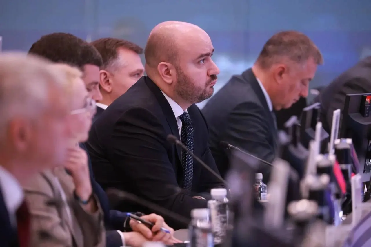 В Москве губернатор Самарской области обсудил с федеральными властями поставки бензина и дизеля, вопросы логистики и меры по сохранению стабильности рынка, важные для агропромышленного комплекса региона.