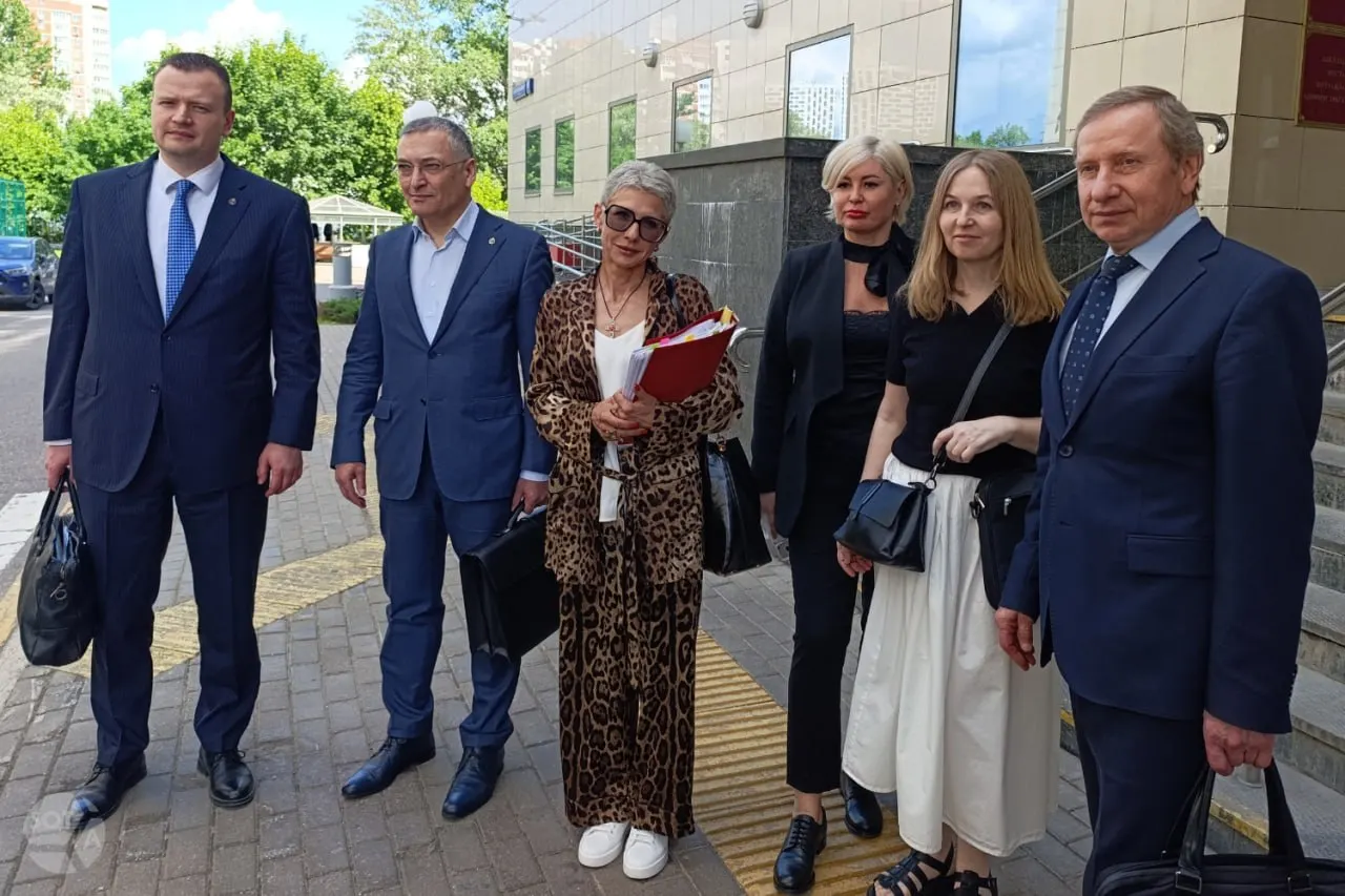 Апелляционная инстанция оставила в силе решение о лишении адвокатского статуса Алексея Басистова, Дмитрия Проводина и Юлия Тая по иску Минюста. Защита настаивает, что вопрос подлежит решению внутри адвокатского сообщества, а не в государственном суде.