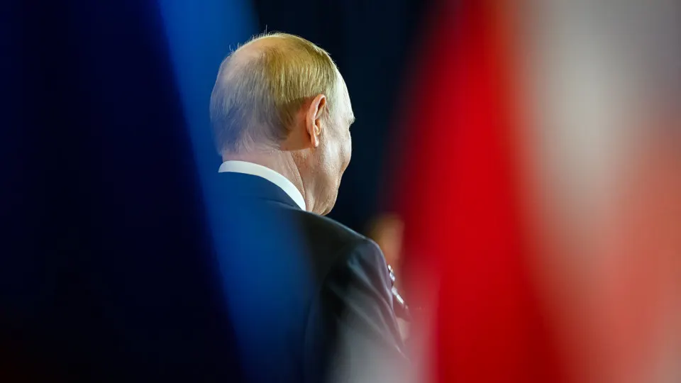 «Открытый» рейтинг доверия президента упал до 29,5% и после апреля перестал публиковаться; параллельно снижается показатель одобрения, эксперты фиксируют нарастающее беспокойство общества и ухудшение экономических ожиданий.