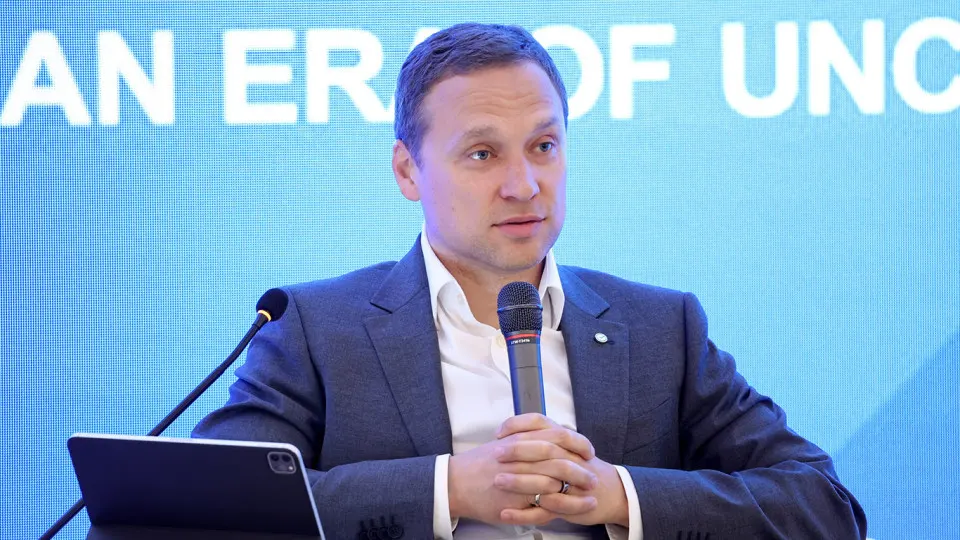 Зампред правления Сбербанка заявил, что клиенты снимают и держат наличные — деньги не возвращаются в банковскую систему. Банки фиксируют отток в «кэш», а доля безналичных операций снижается.