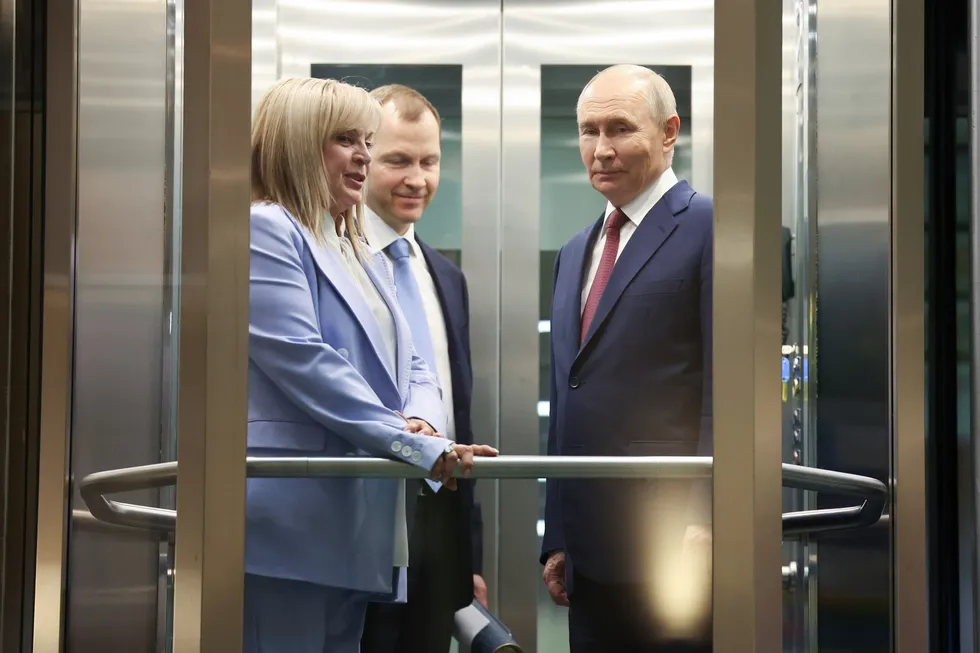 Руководители силовых ведомств добиваются отмены или переноса думских выборов из‑за экономических трудностей и падения рейтингов. В администрации президента и политических кругах между сторонниками проведения голосования и теми, кто предлагает отложить его, сохраняются разногласия. Официальных решений нет.