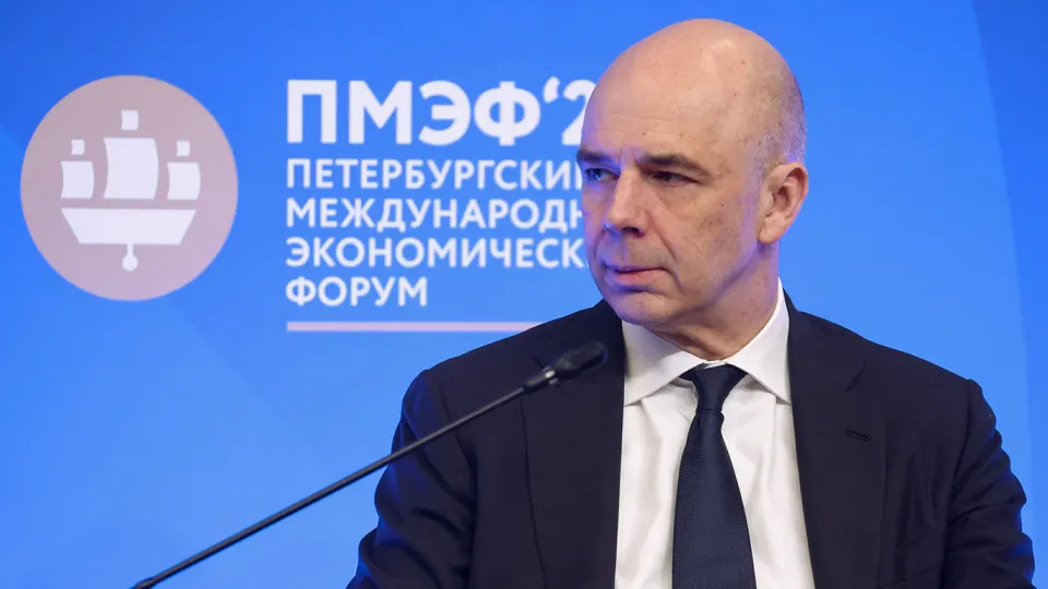 По предварительной оценке Счётной палаты, доходы федерального бюджета по итогам года могут оказаться на 2,1 трлн руб. ниже заложенных в законе, главным образом из‑за снижения нефтегазовых поступлений и укрепления рубля.
