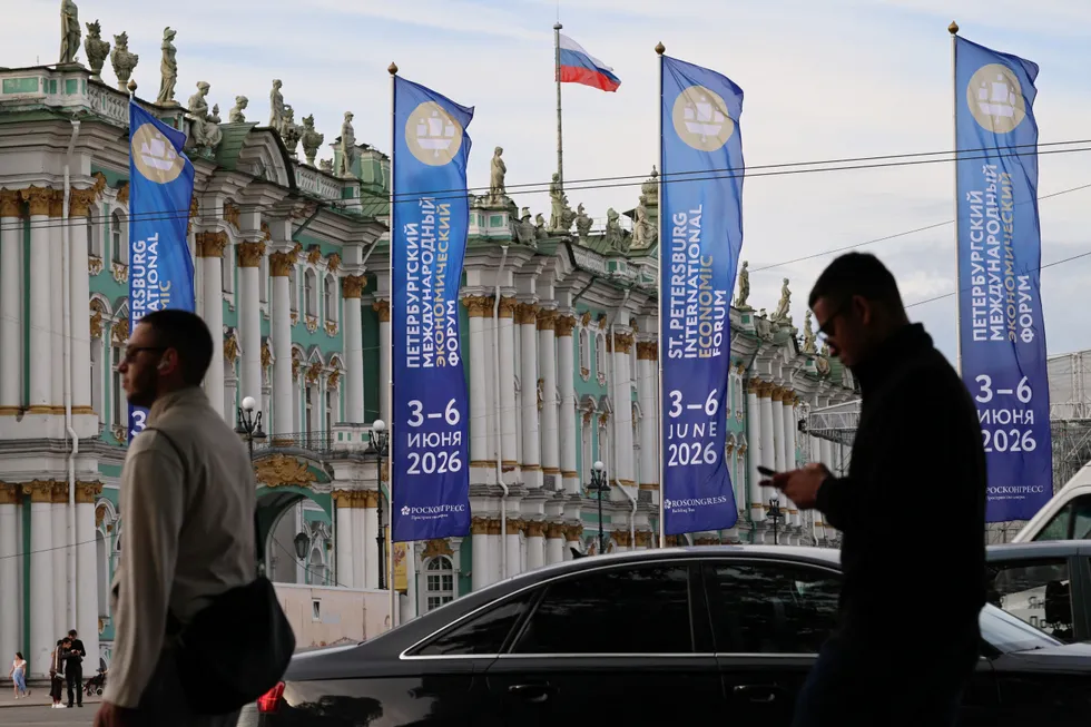 Во время Петербургского международного экономического форума жители столкнулись с транспортным коллапсом, перебоями связи и горячего водоснабжения; в регионе также произошли атаки беспилотников по объектам, что вызвало пожары и сбои в коммуникациях.