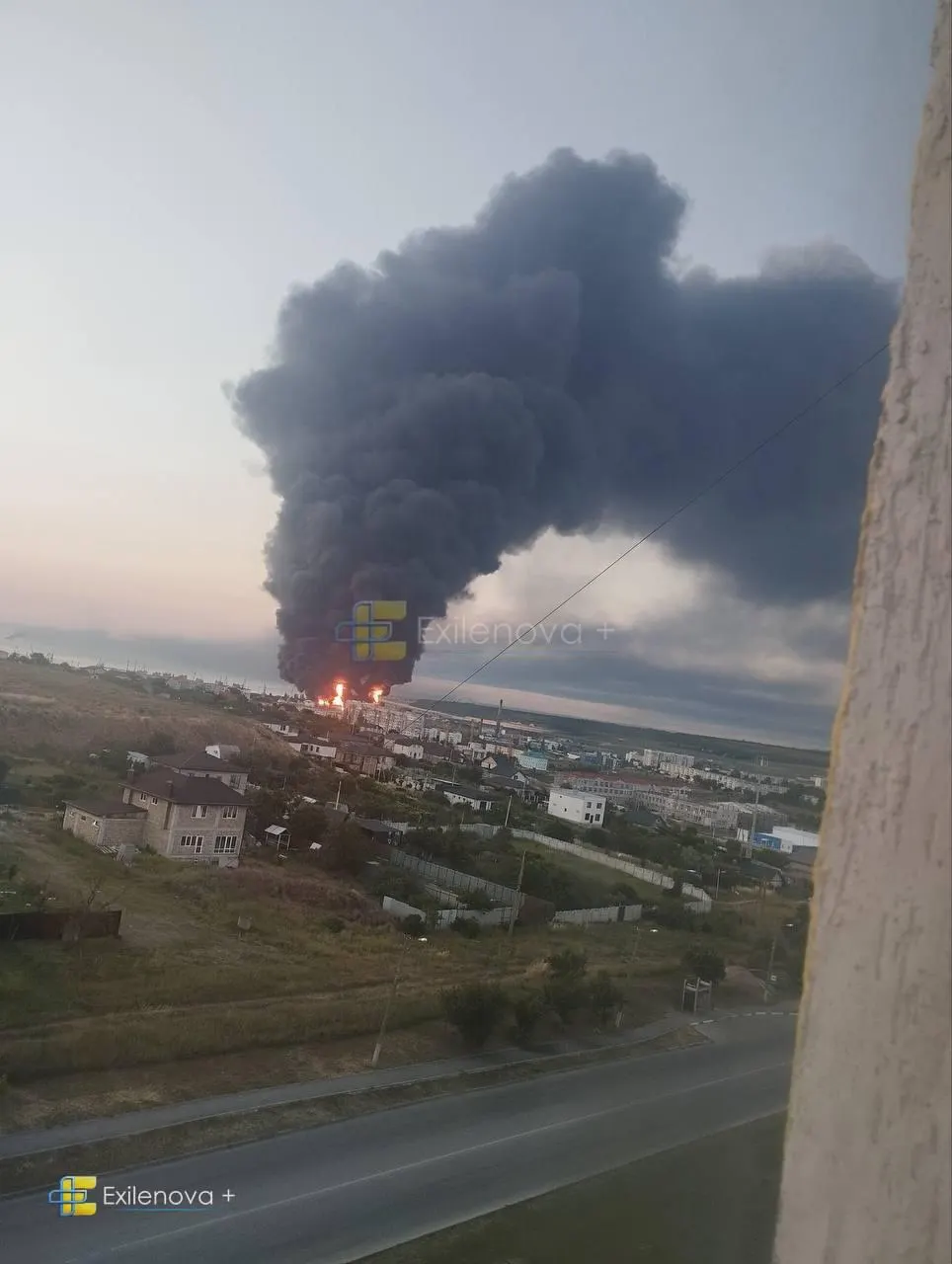 В результате удара беспилотников в районе Керченского пролива погибли как минимум пятеро. Сообщают о пожаре на нефтебазе, разрушениях жилых домов и множестве пострадавших, в том числе детей.
