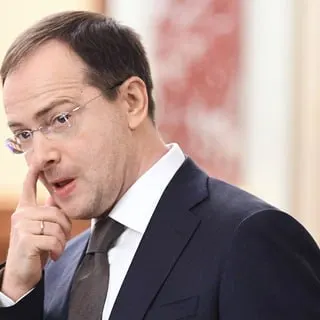 Помощник президента Владимир Мединский предложил ввести обязательное распределение и трудовые контракты для выпускников вузов, что вернёт практику принудительной отработки в регионах; ранее подобные инициативы уже обсуждали в ряде институтов власти.