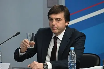 Минпросвещения объявило список литературы для школьников на летние каникулы: в него вошли современные, в том числе патриотические книги о Родине и подвигах современных защитников Отечества, в том числе о героях специальной военной операции.