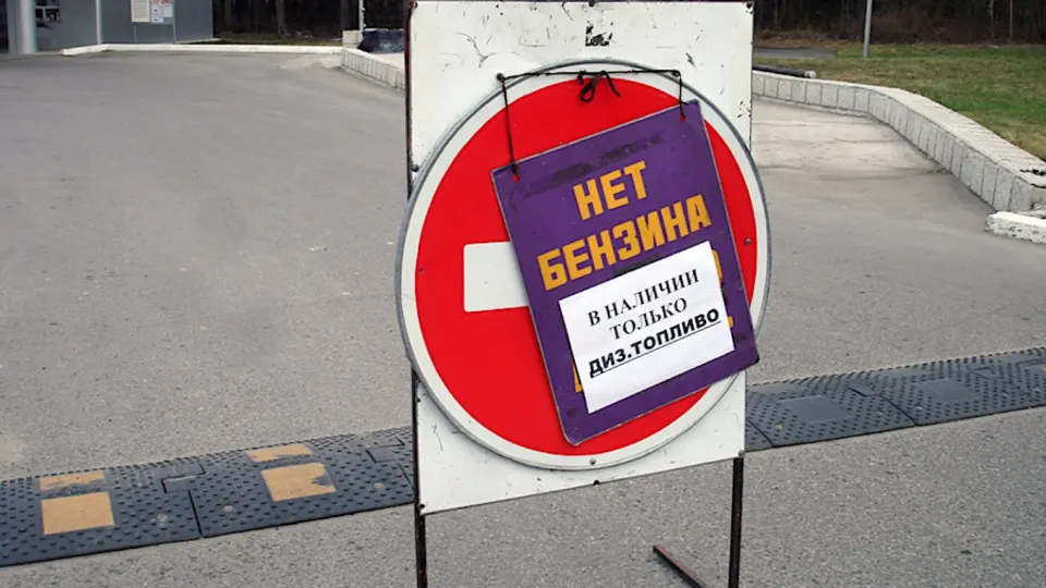 Ночью 3 июня в Севастополе продажа топлива всех марок будет временно ограничена: бензин отпускают только для оперативных и коммунальных служб до первой половины дня, ожидается возобновление продаж около 14:00. Ограничения связаны с общим дефицитом топлива после атак на НПЗ и логистику.