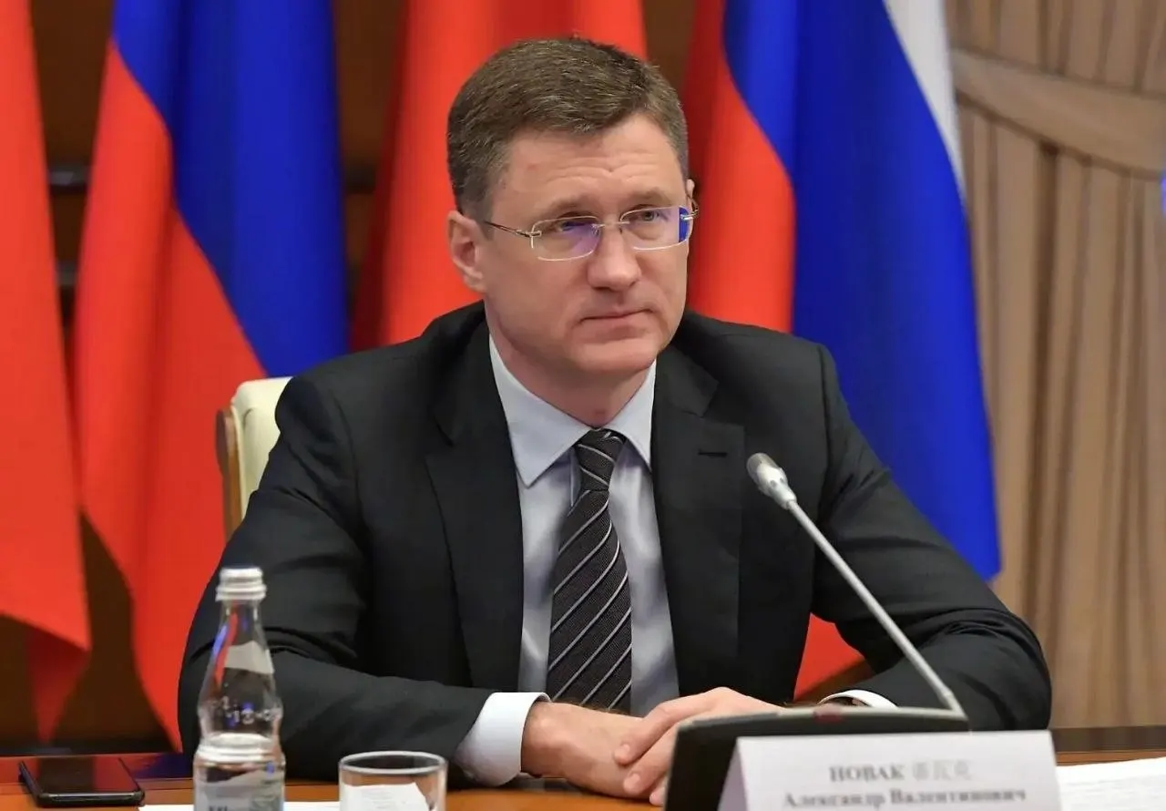 Вице‑премьер Александр Новак заявил, что в стране есть достаточные запасы топлива. Власти корректируют логистику под нужды регионов, а панические закупки искусственно увеличили спрос на 20–30%.