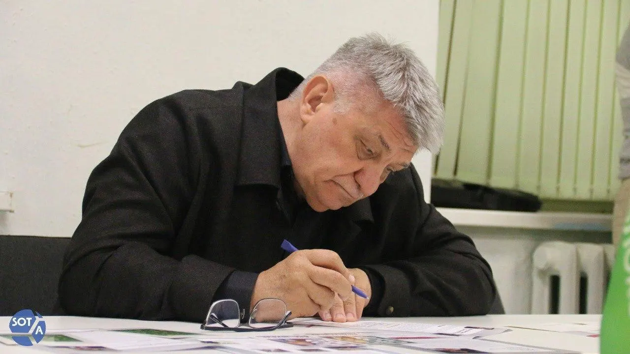 Президент Владимир Путин направил телеграмму с поздравлениями в адрес Александра Сокурова, отметив его вклад в кинематограф. Режиссёр в последние годы фактически находится под негласным запретом: его фильмы не получают прокатных удостоверений, а в январе 2026 года он был исключён из Совета по развитию кинематографии.