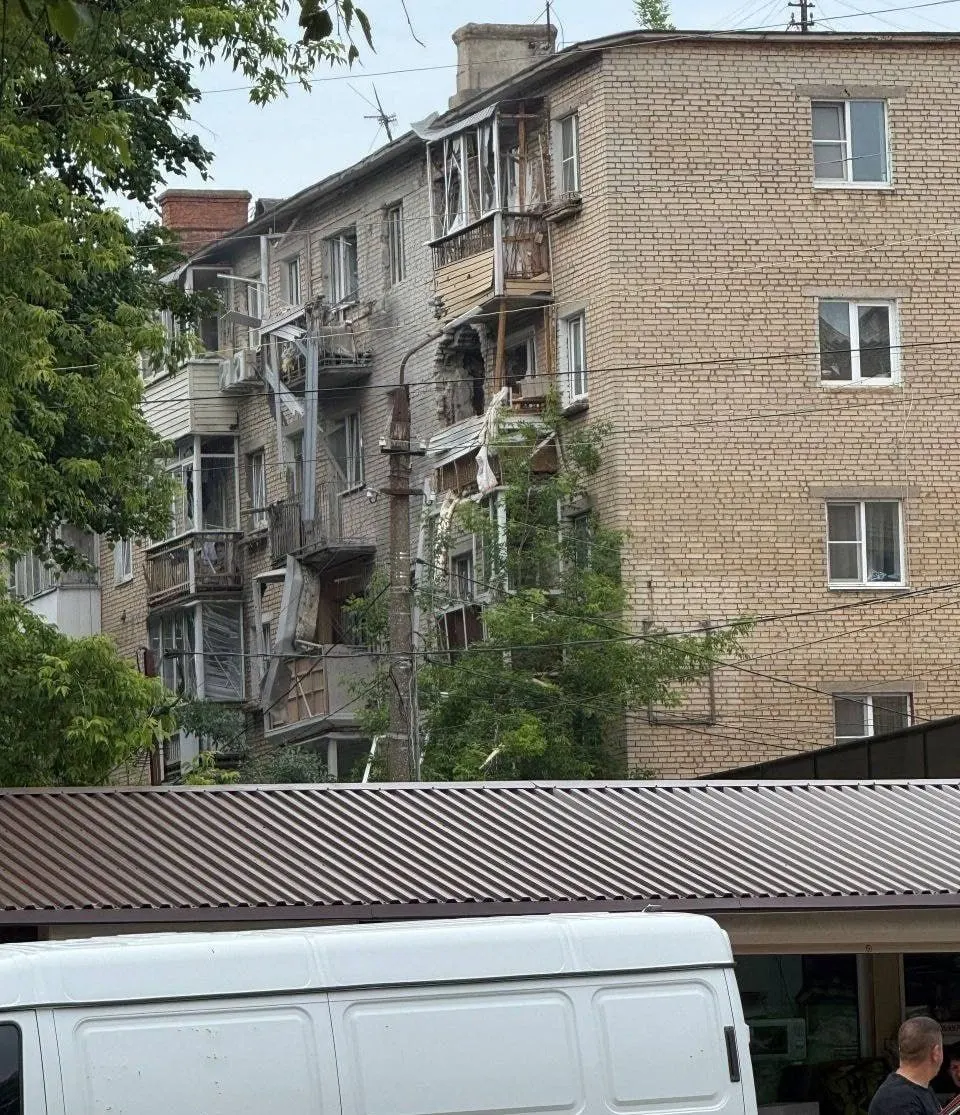 В Тульской области беспилотник поразил жилой дом в Щёкино, пострадавших пока нет, жильцы эвакуированы. Минобороны сообщает о 301 сбитом БПЛА за ночь, в Москве к утру — около 80. Введены ограничения в аэропортах.