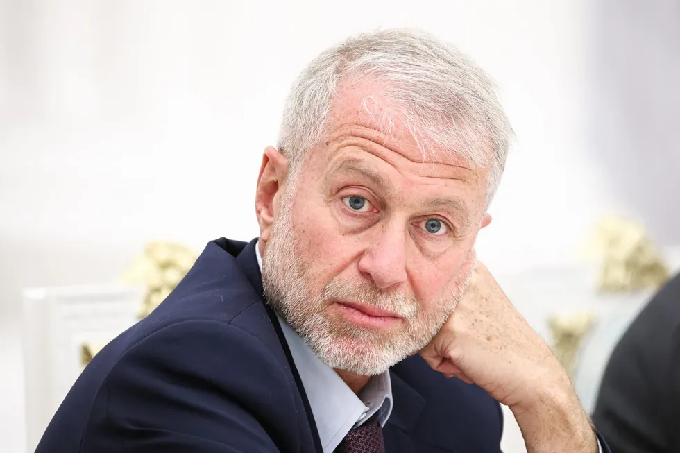 Российский бизнесмен Роман Абрамович в мае посетил Киев и встретился с Владимиром Зеленским — ему поручили передать президенту РФ предложение о личной встрече. Кремль и представители бизнесмена комментариев не дали.