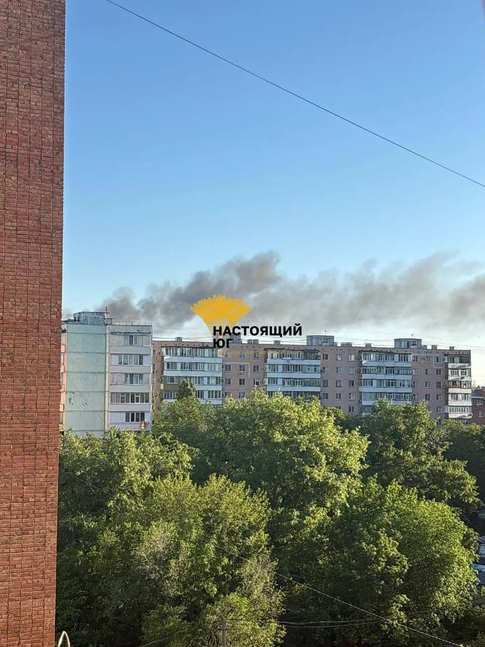 27 мая российские регионы подверглись комбинированной атаке: поражены авиаремонтный завод в Таганроге, зафиксирован дым над военным аэродромом под Воронежем и прогремели взрывы в районе нефтеперерабатывающего завода в Туапсе.