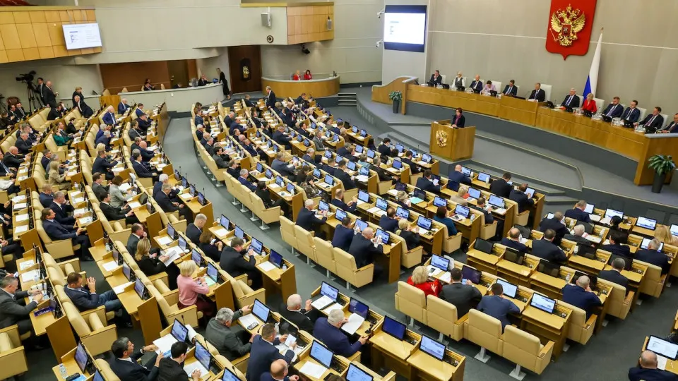 Депутаты в экстренном порядке приняли поправки в Бюджетный кодекс, дающие кабмину право увеличивать расходы и внутренний государственный долг сверх установленных законом лимитов.